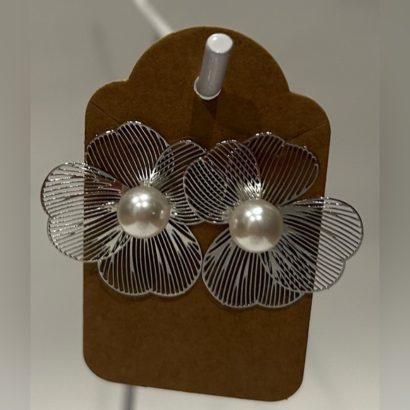 Jewelry - Silver Floral Earrings